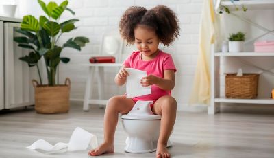 Desfralde atrasado pode ser neurológico? Entenda quando investigar alterações na coluna infantil